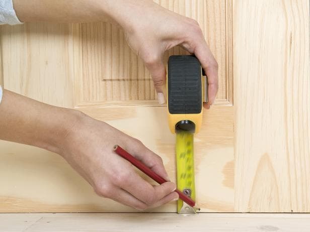 consertar porta de madeira
