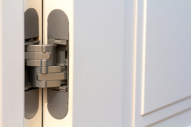 dobradicas de porta de metal na porta-de-madeira branca