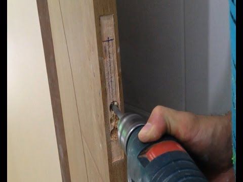 instalando porta de madeira